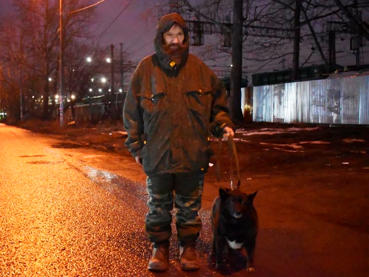 История Сергея и его собаки Стеллы. Из Вологды до Москвы через бараки, трассы и леса.